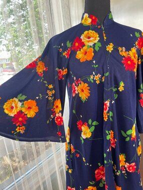 Vintage 1970s robe, blue, orange red floral, short bell sleeves, size 4/6 (S/M)